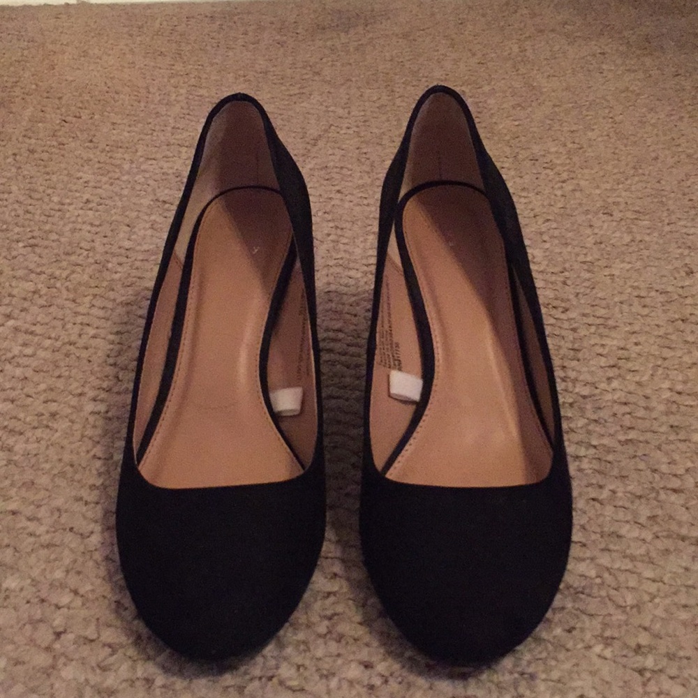 Black suede round toe wedge